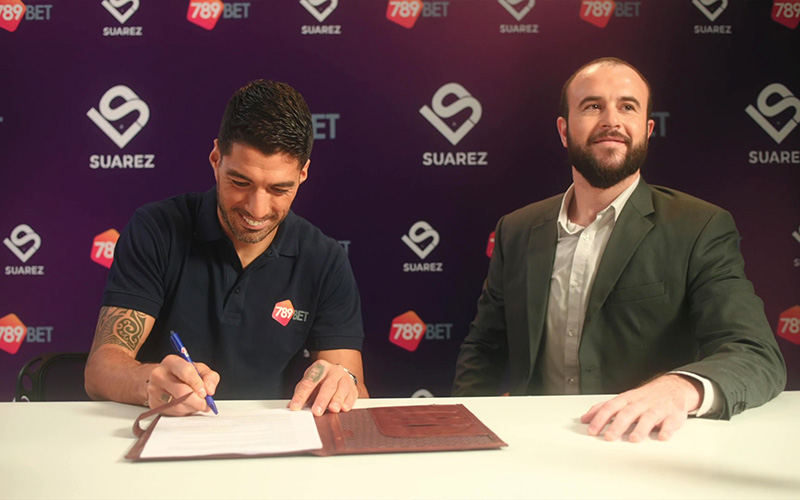 suarez ký hợp đồng